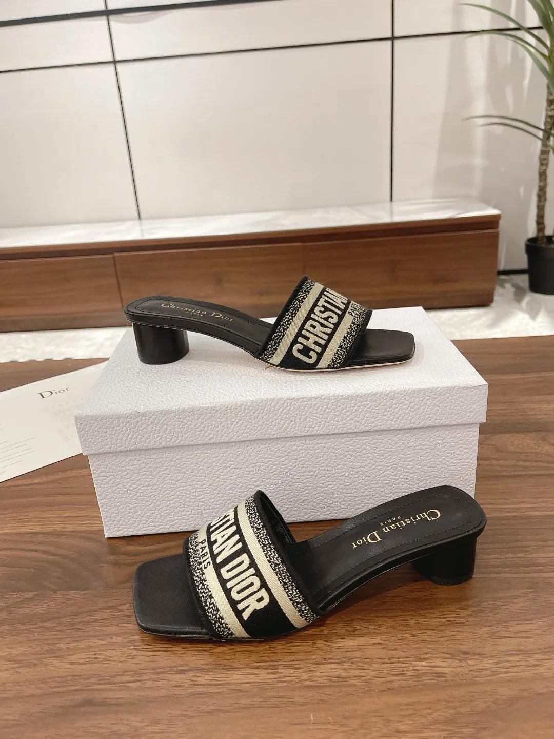 👟👟Ex-factory price 440👟👟 Dior • Dior 2025 DWAY spring and summer new one-word embroidered slippers version CD letter logo three-dimensional embroidered cylindrical heel sandals Square toe thick heel jelly color open-toe slippers Upper: Original consistent high-temperature water-soluble cotton electro-embroidery technology silk fabric Lining: Water-dyed sheepskin lining Outsole: Italian leather outsole Heel height: 3.5CM Number of yards: 35-40